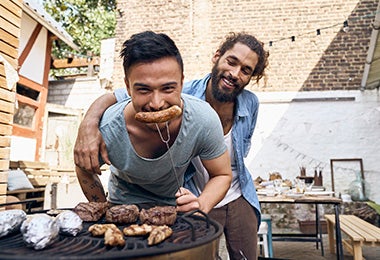 Dos amigos disfrutando de un asado  