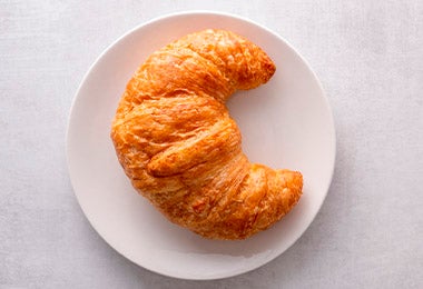 Plato con croissant de desayuno continental