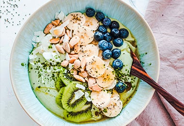 Bowl de frutas y nueces, uno de los desayunos fáciles y rápidos