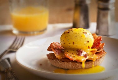 Huevos benedictinos con jugo de naranja