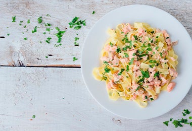 Pasta con salmón y salsa casera bechamel