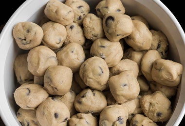 Pequeñas bolas de masa de galletitas con chips de chocolate