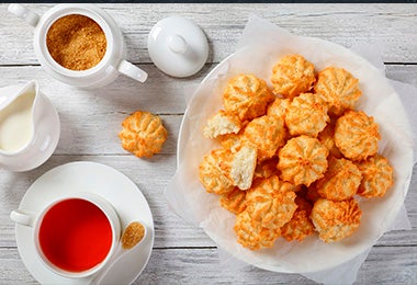 Galletitas fáciles con taza de té y leche