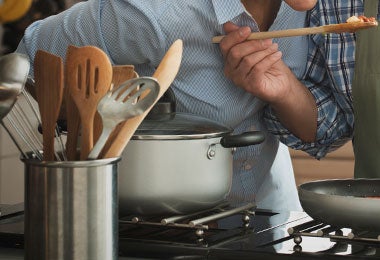 Un set de utensilios de cocina con espumaderas. 