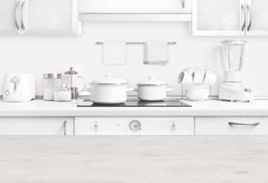 Cocina blanca con ollas limpias 