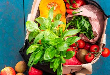 Bolsa de mercado con frutas y verduras