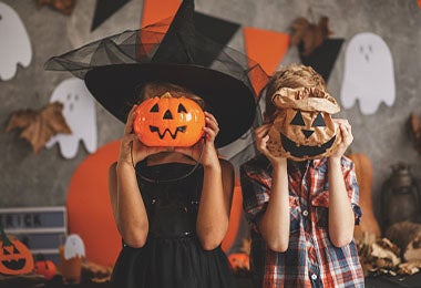 La tradición de los niños de recibir comida en Halloween tiene una larga historia. 