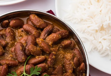 Plato con porotos para desayuno mexicano