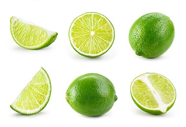 Limones enteros y cortados para limpiar olla quemada