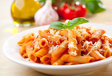 Plato con variedad de pasta penne