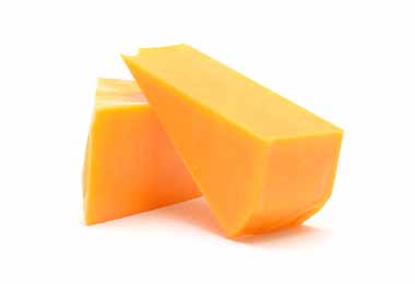 Un queso cortado, un alimento que consumen algunos vegetarianos