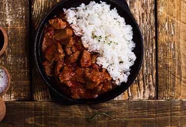  Carne en cuadros, asada al punto de cocción tres cuartos, con arroz 