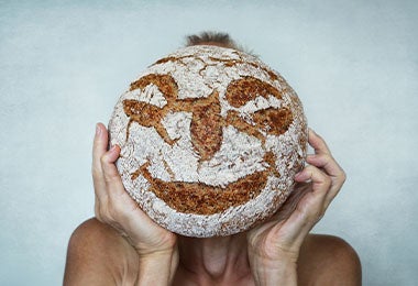  Un tipo de pan redondo con un patrón en forma de cara feliz   