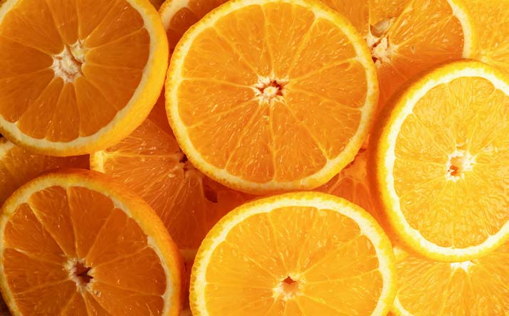 Rodajas de naranja, un alimento agrio o ácido, con una cáscara amarga. Rodajas de naranja, un alimento agrio o ácido, con una cáscara amarga.