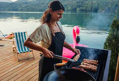  El asado de tira se cocina en una parrilla.   