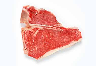   El t-bone steak se encuentra cerca del asado de tira.  