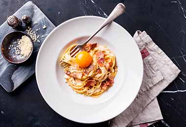   Carbonara con yema de huevo  