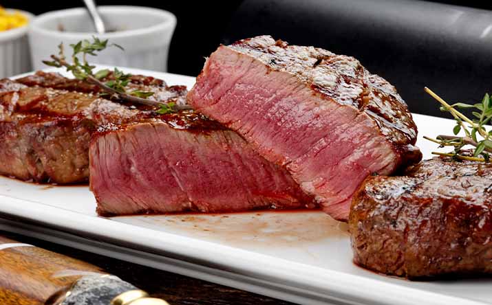 Trozos de carnes maduradas después de ser cocinados. Trozos de carnes maduradas después de ser cocinados.