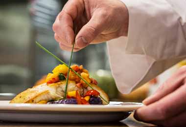  Cocinar pescado con verduras es una idea deliciosa.  