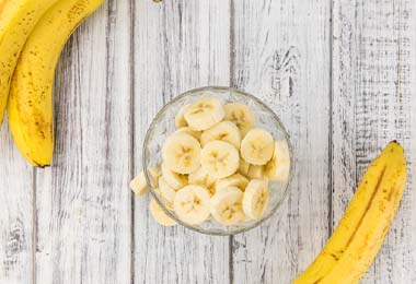  Una fruta tropical como la banana, cortada y en un bowl de vidrio.  