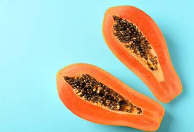  Una papaya, una de las frutas tropicales, partida por la mitad.   