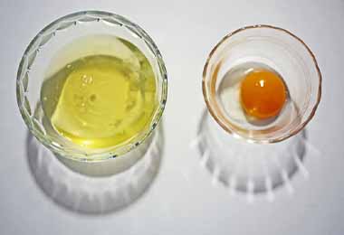   Separar la yema y clara del huevo     