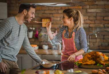    Una pareja probando qué tan salado quedó su plato   