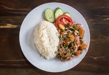  Arroz blanco y verduras como guarniciones para pollo. .   