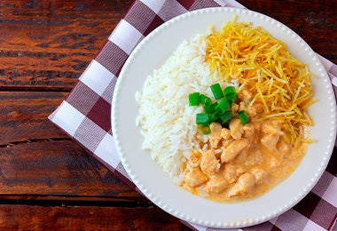  Un pollo al curry con arroz blanco.    