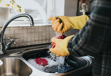  Podés lavar la olla a presión eléctrica al igual que otros utensilios de acero inoxidable.     