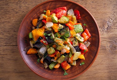  Verduras cocinadas al vapor en una olla a presión eléctrica.    