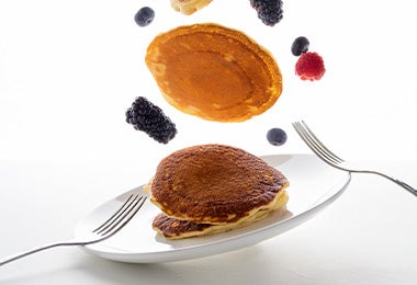  Las frutas son buenas opciones para hacer pancakes y waffles balanceados.   