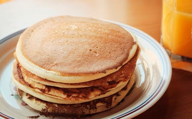 Una pila de pancakes balanceados. Una pila de pancakes balanceados.