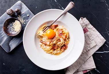  Espagueti, la pasta italiana más conocida, a la carbonara. . 