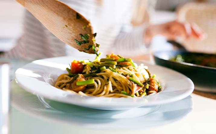 Una pasta italiana acompañada de verduras. Una pasta italiana acompañada de verduras.