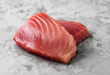  Un poke tradicional se prepara con atún.   