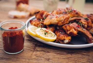  Alas de pollo, preparadas con limón y paprika.    