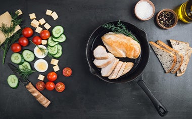 El pollo a la plancha es una de las preparaciones más comunes. El pollo a la plancha es una de las preparaciones más comunes.