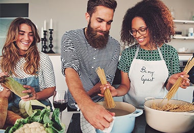  Invitar a cocinar a tus amigos te puede ayudar a cumplir este propósito de Año Nuevo. 