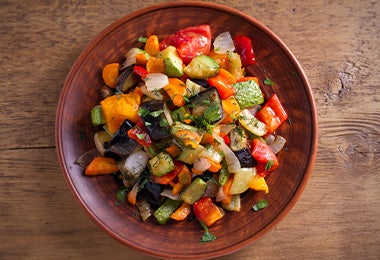  Ensalada preparada con sobras de comida. .   