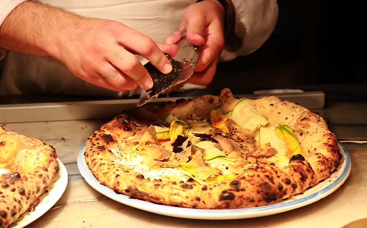 Hay tipos de pizzas que se caracterizan por tener una masa más gruesa. Hay tipos de pizzas que se caracterizan por tener una masa más gruesa.