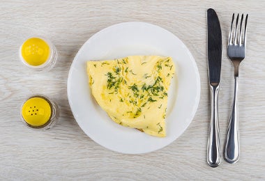  Un omelette es una buena idea para comer verduras al desayuno.   