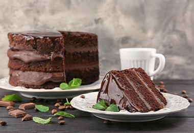  Un relleno de dos niveles en una torta de chocolate.  