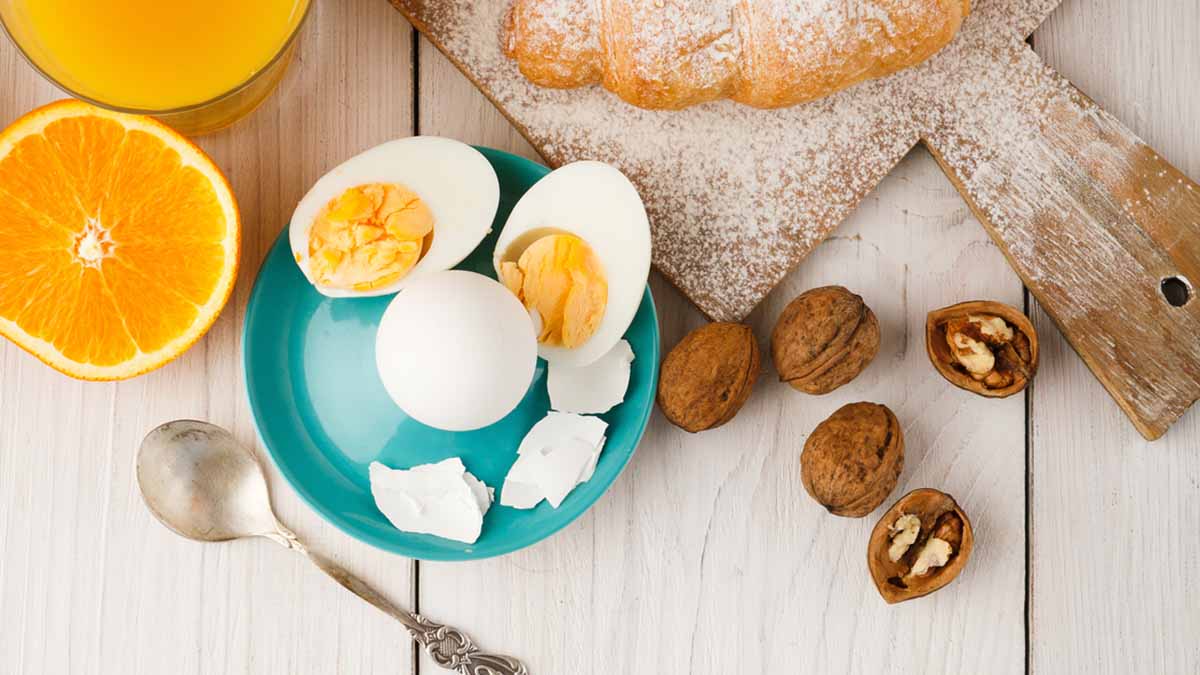 Huevo cocido: beneficios y trucos para cocinarlo, pelarlo