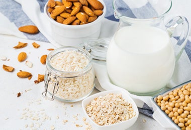 Los frutos secos funcionan muy bien con cereales y leche.