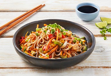 Fideos de arroz con verduras, limón y salsa de soja.