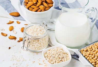 Bebida de almendras, soya y avena sustituto leche de vaca postres veganos Bebida de almendras, soya y avena sustituto leche de vaca postres veganos