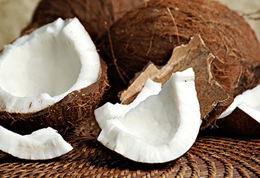 Un coco abierto, listo para su consumo. Un coco abierto, listo para su consumo.
