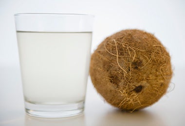 Agua de coco con la fruta a su lado. Agua de coco con la fruta a su lado.