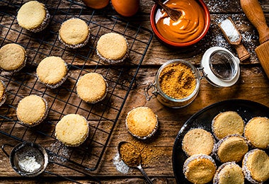 Alfajores con ralladura de coco. Alfajores con ralladura de coco.